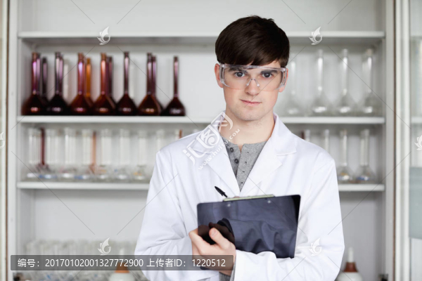 男性科學(xué)學(xué)生在剪貼板上書寫