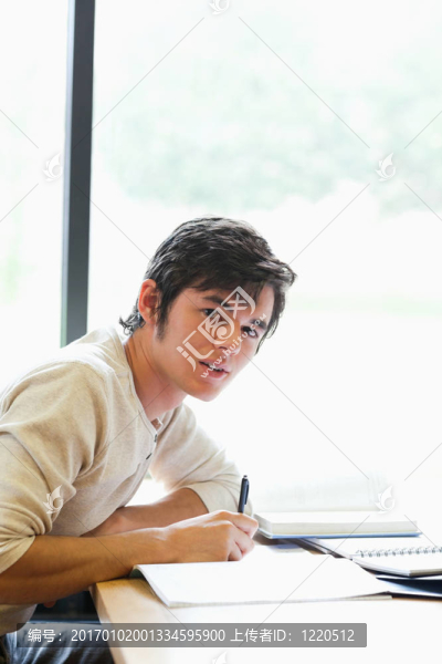 一個(gè)年輕學(xué)生在論文上的肖像
