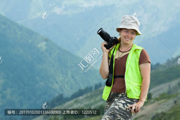 攝影師在山區(qū)相機(jī)