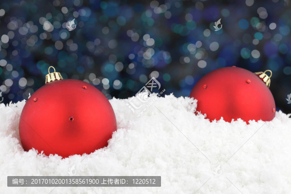 雪上紅色圣誕球