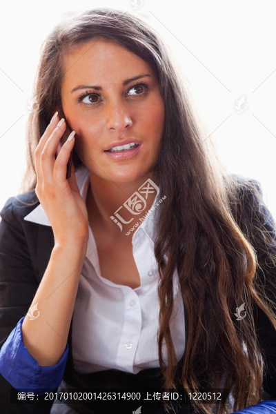 一個女人在電話上的肖像