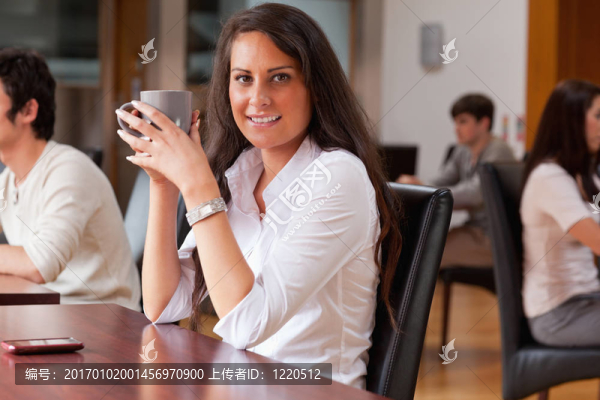 喝咖啡的年輕女子