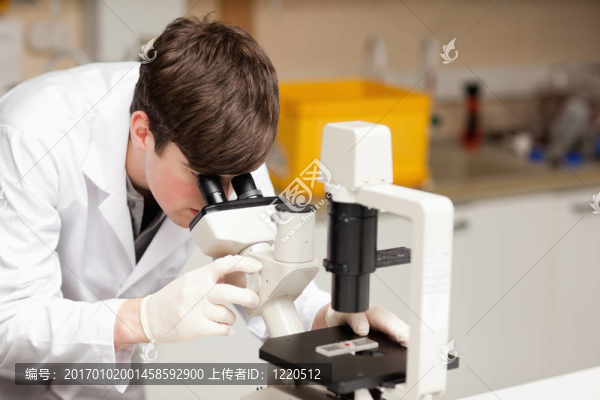 一個理科學生在顯微鏡下的特寫