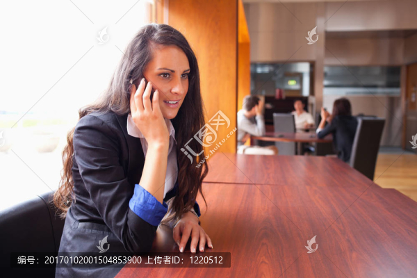打電話的年輕女人
