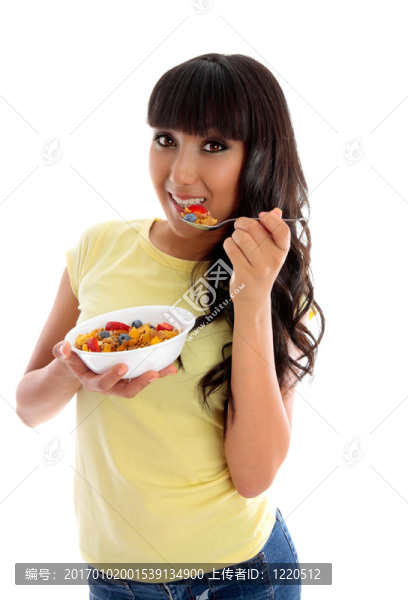 微笑的女人吃麥片早餐