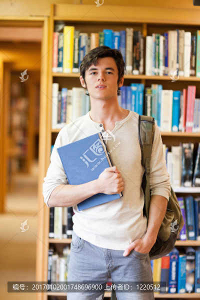 微笑的學(xué)生在書中擺姿勢