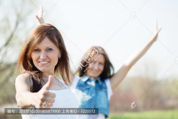 兩個(gè)幸福的女人
