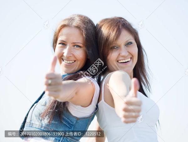 快樂的女人豎起大拇指