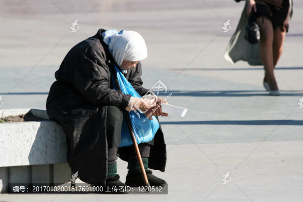 無(wú)家可歸的老女人
