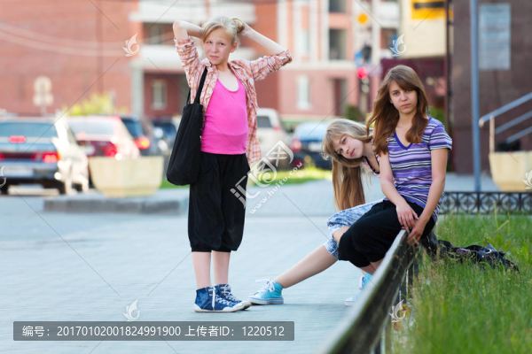 城市街道上的少女