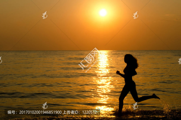 女性剪影對(duì)抗海平面下降