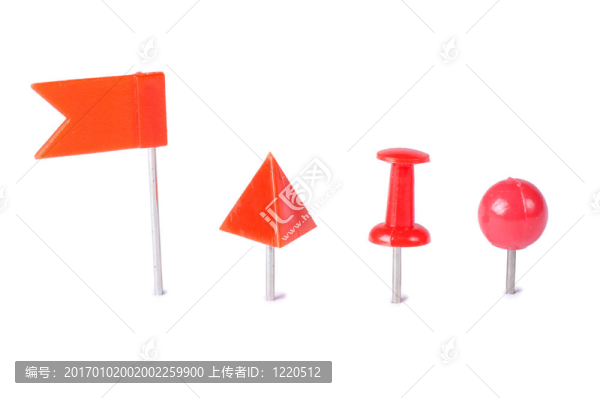 彩色回形針在白色的特寫