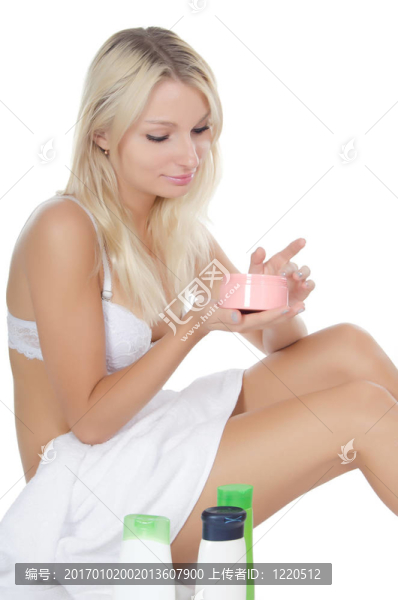 用毛巾描繪女孩的肖像