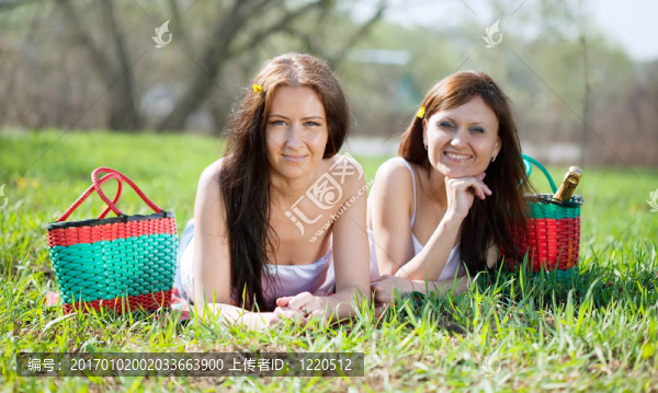 快樂的女人在公園放松