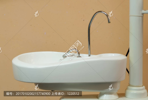 在牙科辦公室里用水下沉