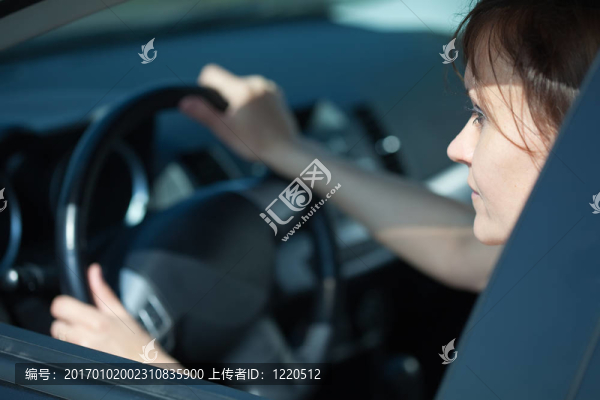 女人開著她的車