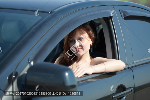 女人開著她的車