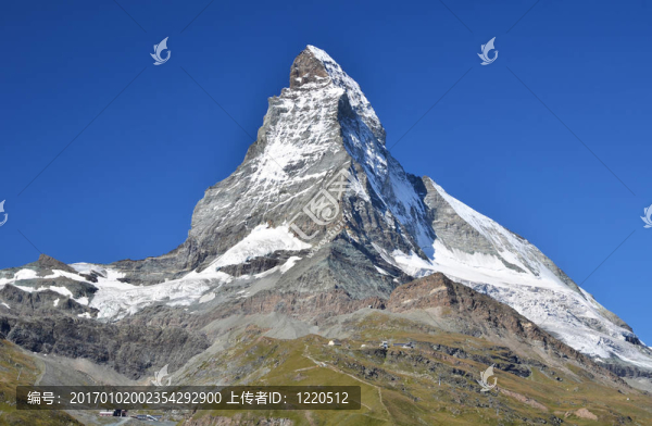 在阿爾卑斯山峰的山；瑞士