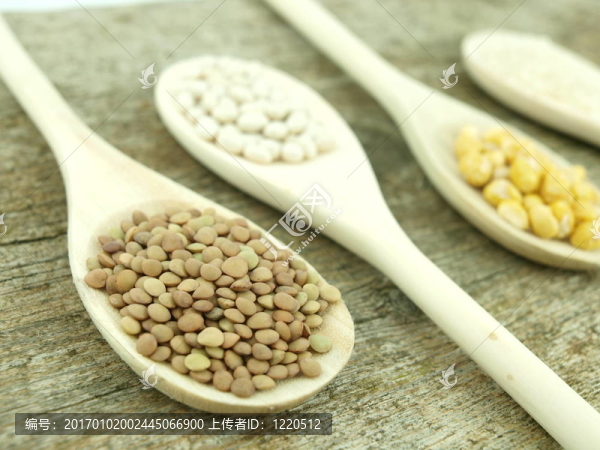 豆類在勺子
