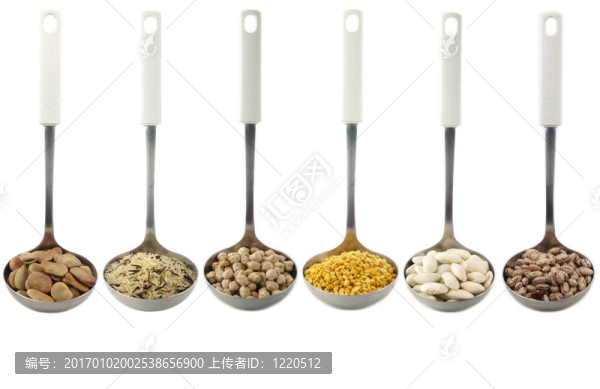 豆類在勺子