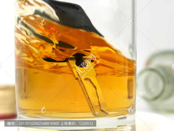 一杯車鑰匙在一杯威士忌里