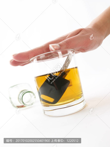 一杯車鑰匙在一杯威士忌里