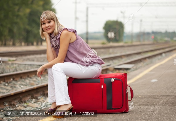 女子行李等候列車