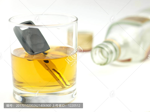 一杯車鑰匙在一杯威士忌里