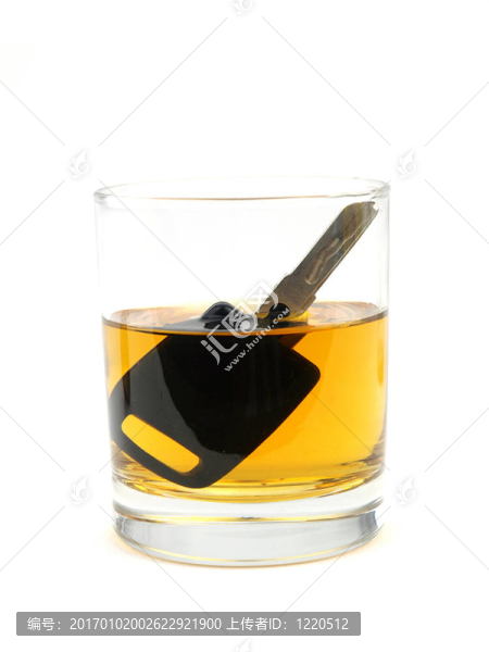 一杯車(chē)鑰匙在一杯威士忌里