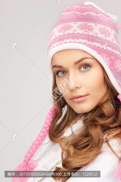 冬天戴帽子的漂亮女人