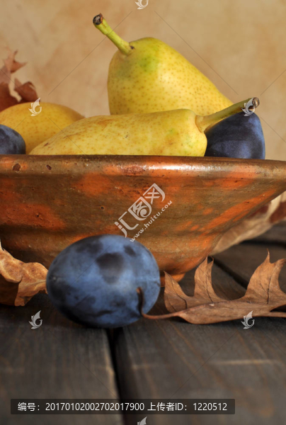 成熟的梨和Plums