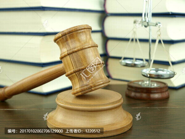 法官？的木槌和公平正義的天平一堆法律書籍背景