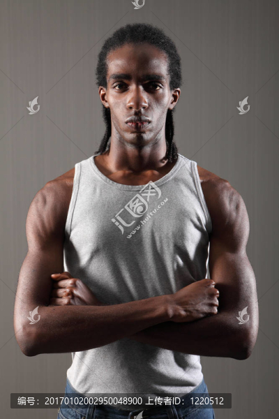 African,American年輕男子的強(qiáng)硬肌肉