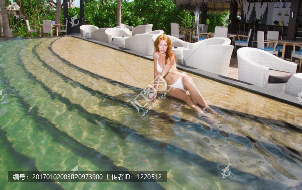 池中的年輕漂亮女人