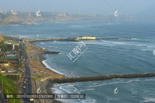 米拉弗洛雷斯海濱路一餐廳建在碼頭；在利馬南部的海岸線的觀點(diǎn)通常有霧的天氣。沖浪休息的游客和當(dāng)?shù)厝擞脕?lái)