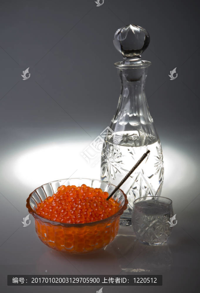 與紅魚子醬伏特加和能力Crystal,Decanter