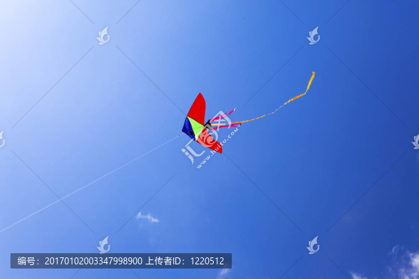 深藍(lán)色天空背景下的風(fēng)箏