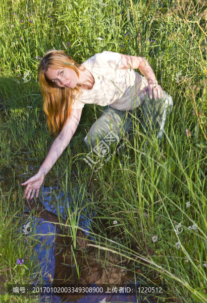 Field的年輕女子