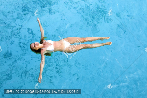 年輕女子微笑；游泳在海洋；馬爾代夫