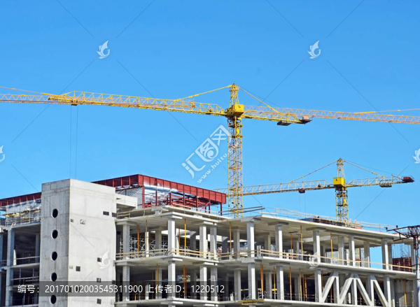 起重機(jī)和建筑工地反對(duì)藍(lán)天