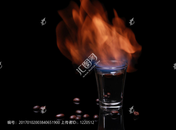 火紅的森布卡茴香酒包圍的咖啡豆的照片上的黑色