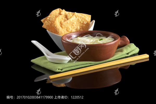 深炸云吞開胃面條湯；陶瓷勺子和筷子（選擇性聚焦；在湯碗前焦點(diǎn)）