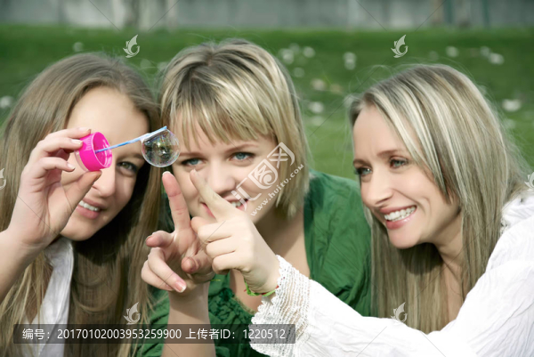 女孩在公園里充氣的肥皂泡