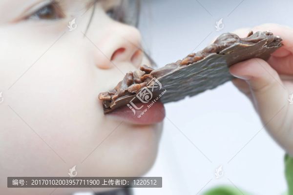 孩子吃餅干