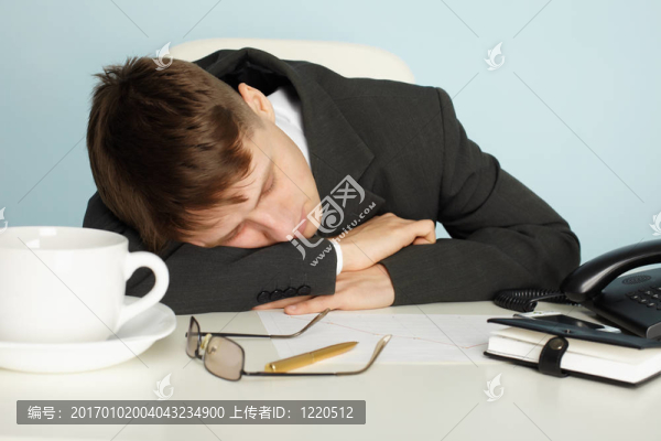 辦公室工作人員累了，在桌子上睡著了