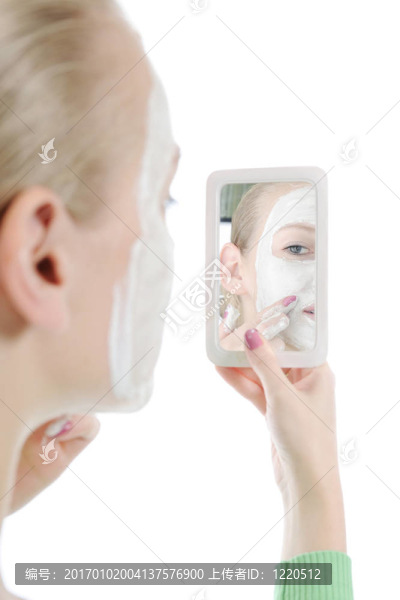 戴面具的年輕女人