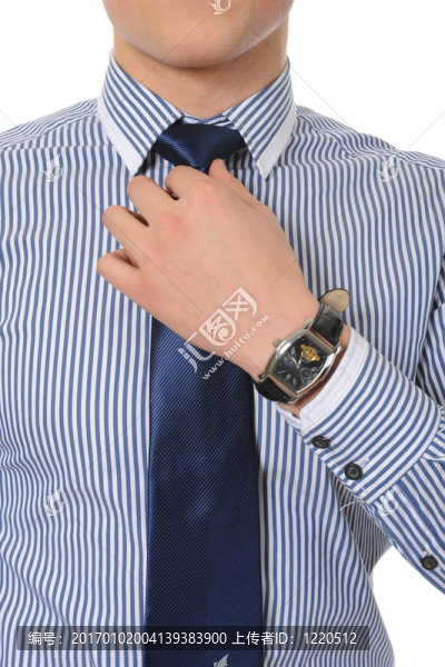 商人調(diào)整領(lǐng)帶的照片