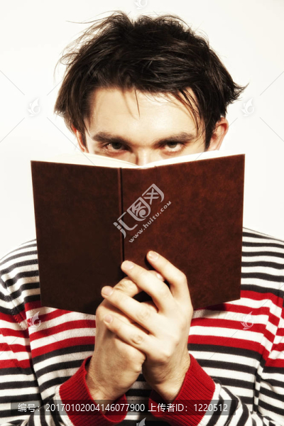 年輕人讀白色背景書