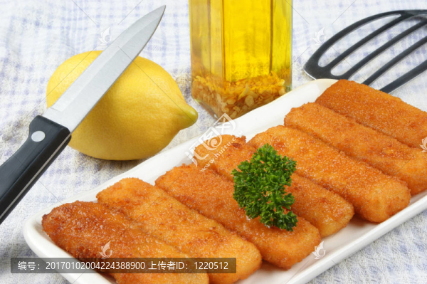 白盤子上的炸魚條