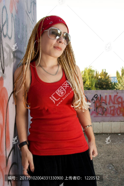 說唱歌手的女孩冒充噴墻